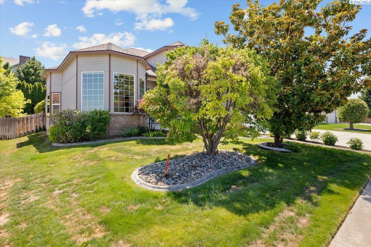 Property Photo:  1613 Venus Circle  WA 99352 