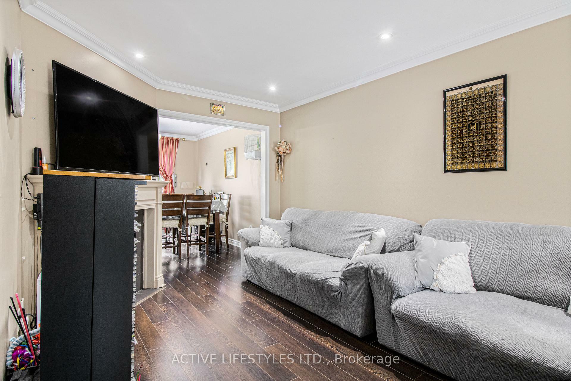 Property Photo: 10 Hartnell Square 59 ON L6S 5W7