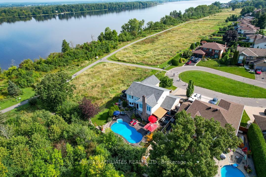 Property Photo: 800 Fairwinds Terrace ON K1C 2X6