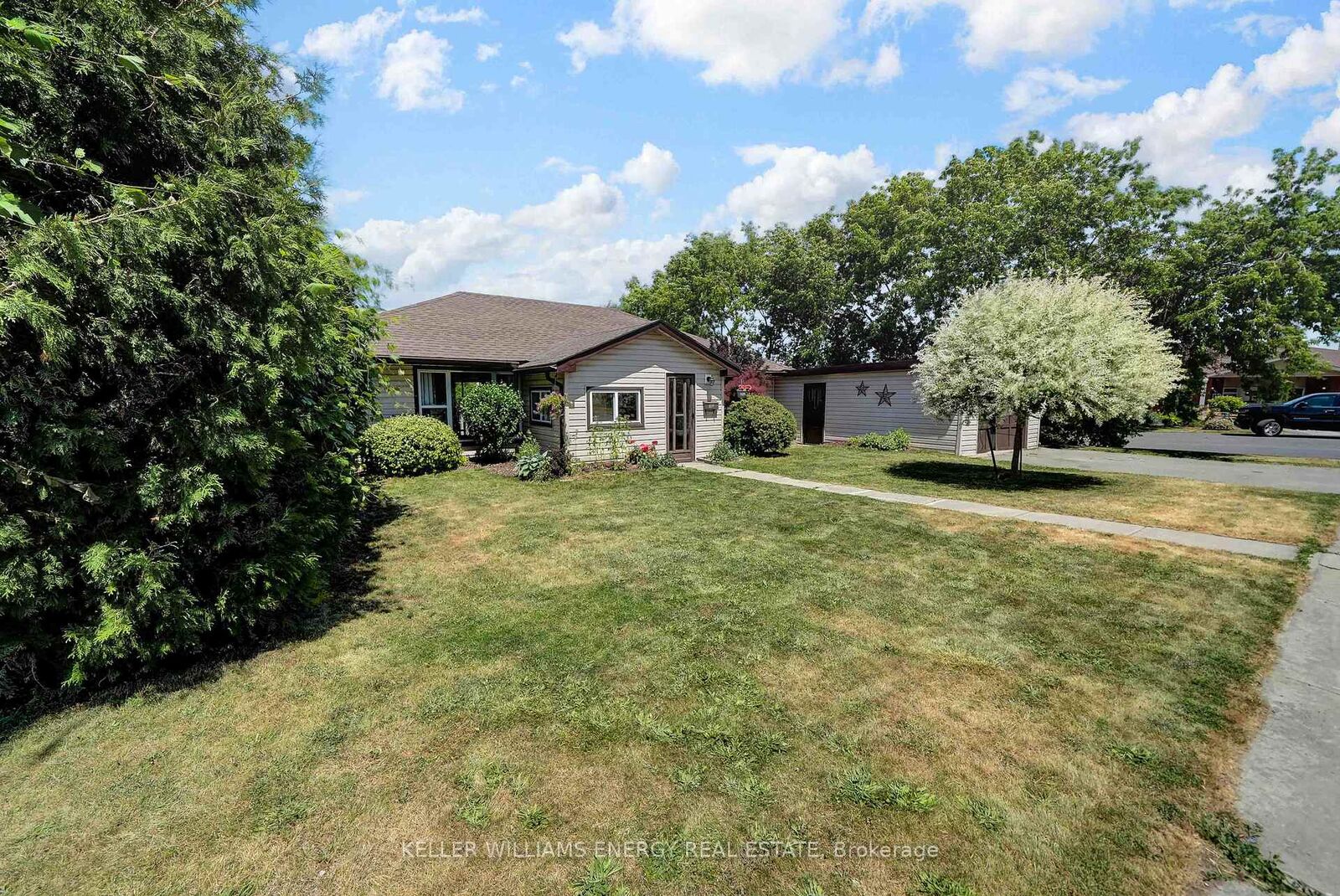 Property Photo:  102 Crown Street  ON K8V 1P4 