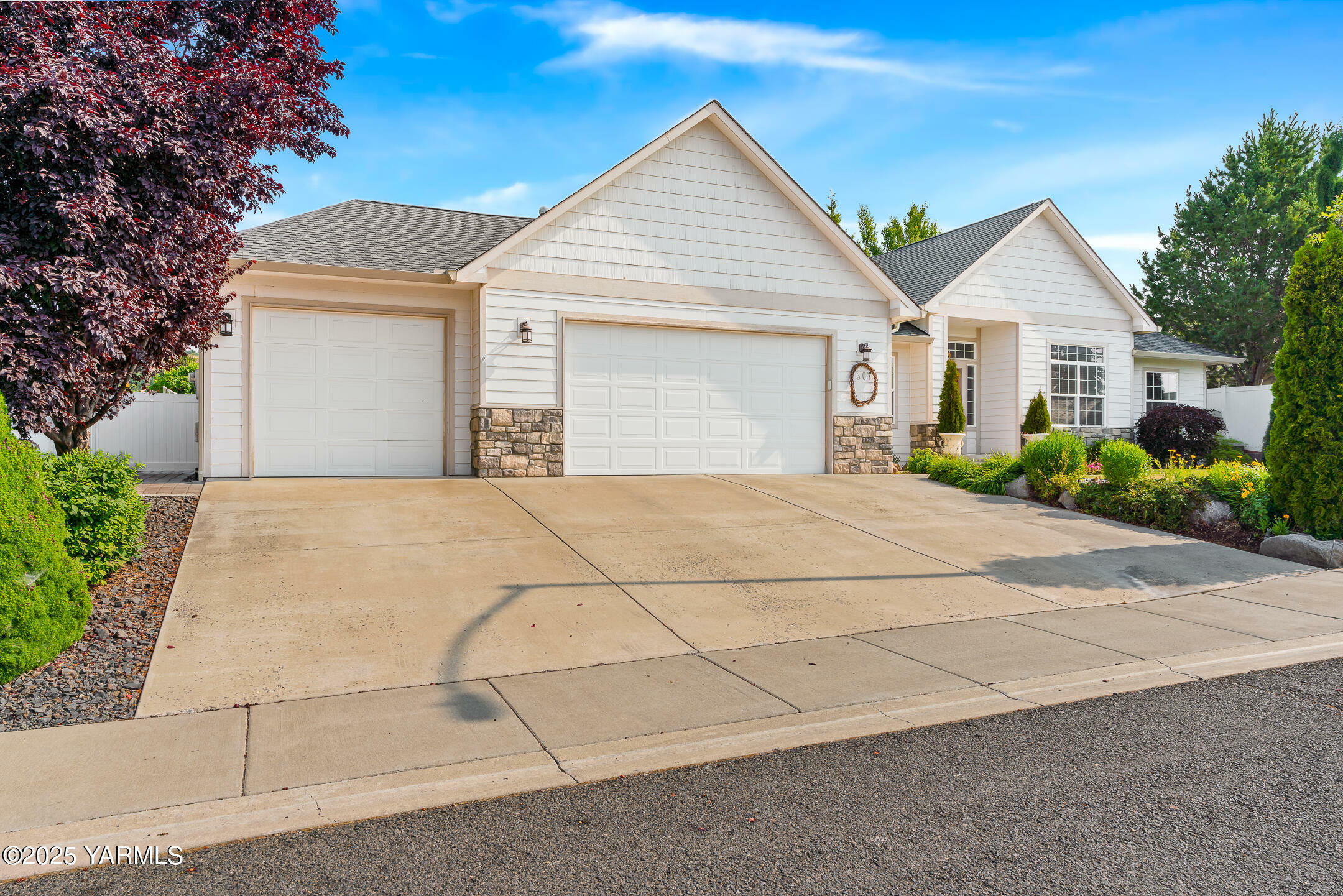 Property Photo:  9307 Torrey Pines Ln  WA 98908 