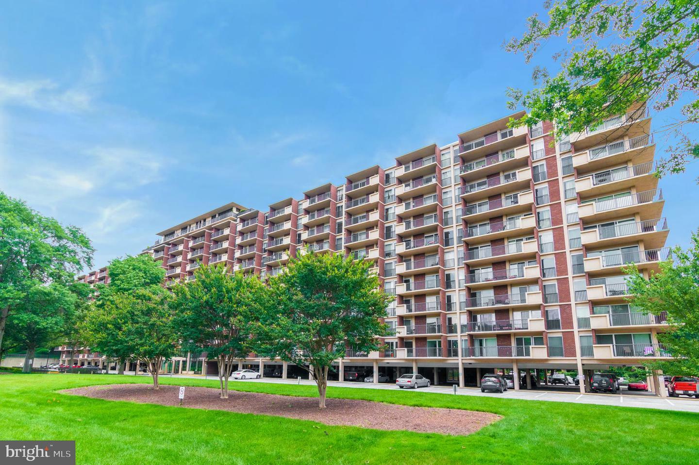 Property Photo:  1300 Army Navy Drive 320  VA 22202 