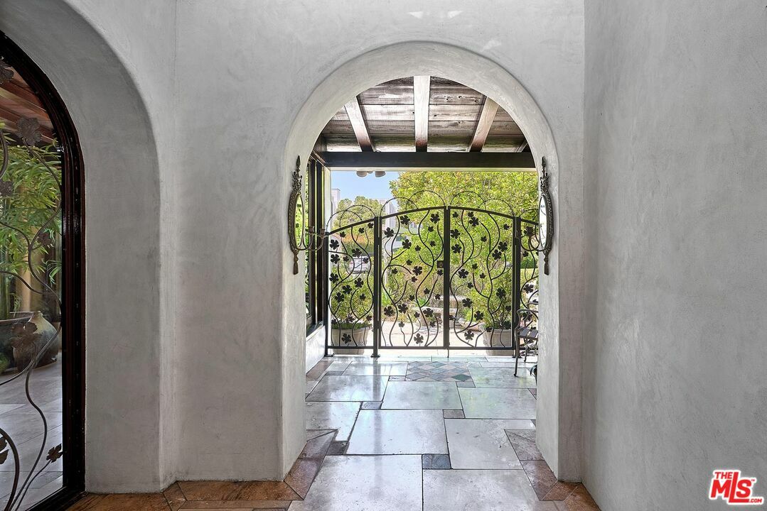 Property Photo: 424 N Arden Blvd CA 90004