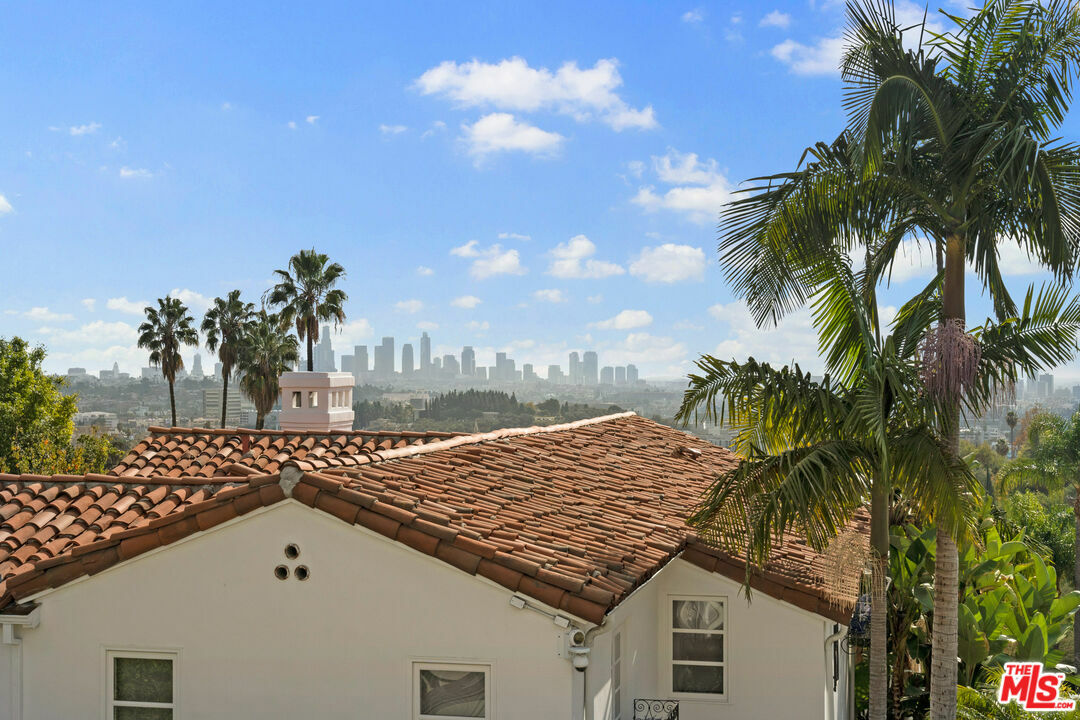Property Photo: 2332 Nottingham Ave CA 90027