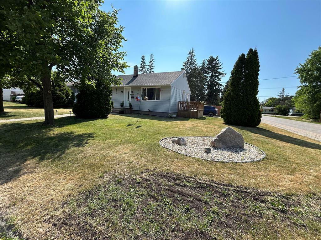 Property Photo: 729 Royal Road Road North MB R1N 1W3