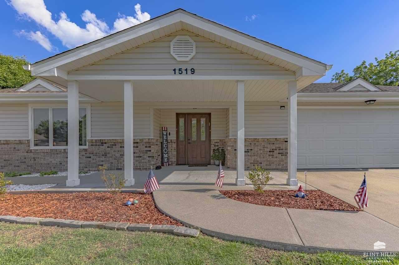 Property Photo: 1519 Holly Lane KS 66441