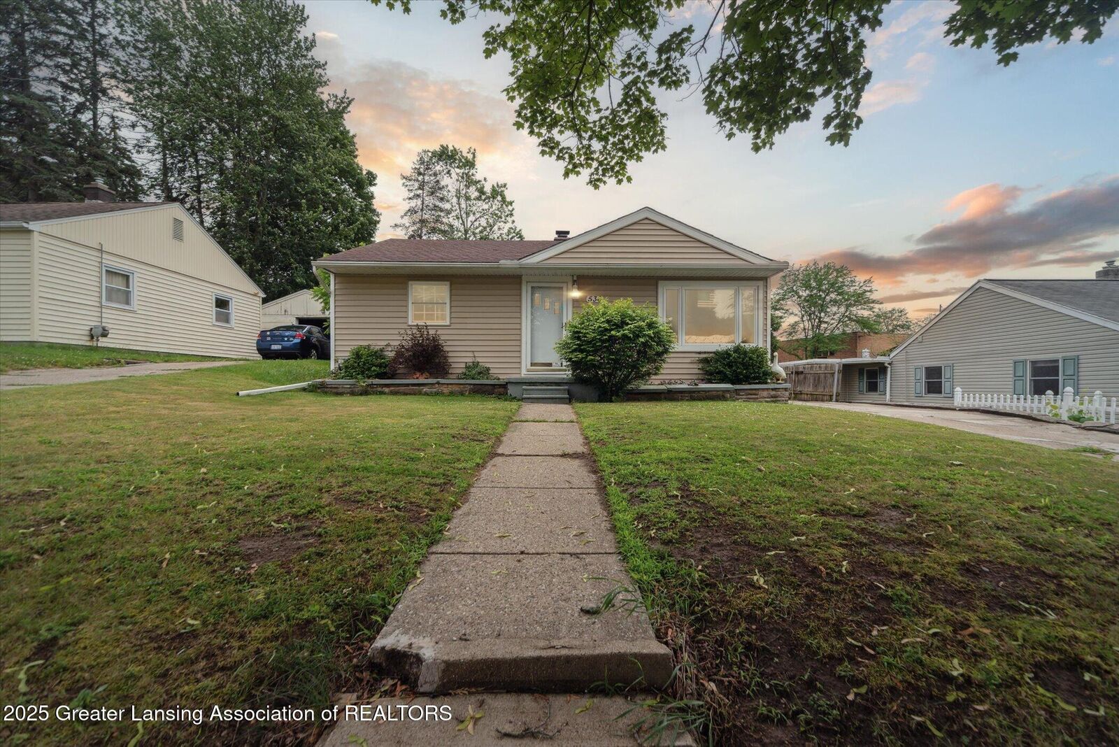 Property Photo:  536 Hunter Boulevard  MI 48910 