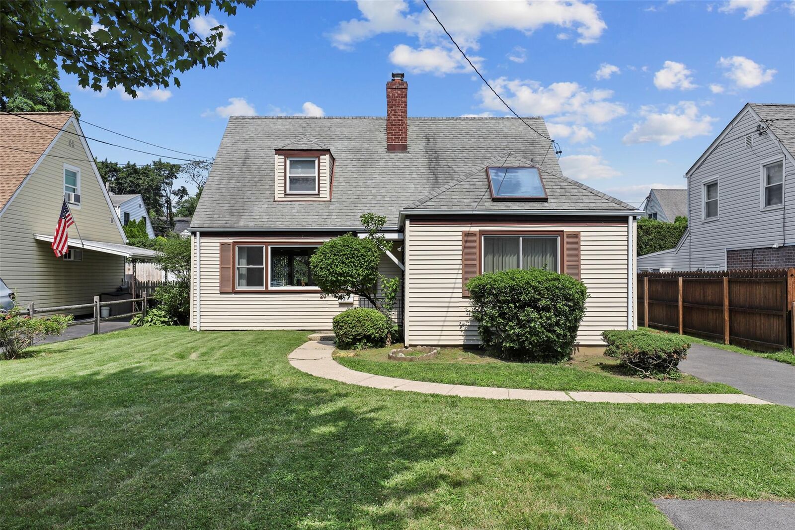 Property Photo:  20 Huntley Road  NY 10709 