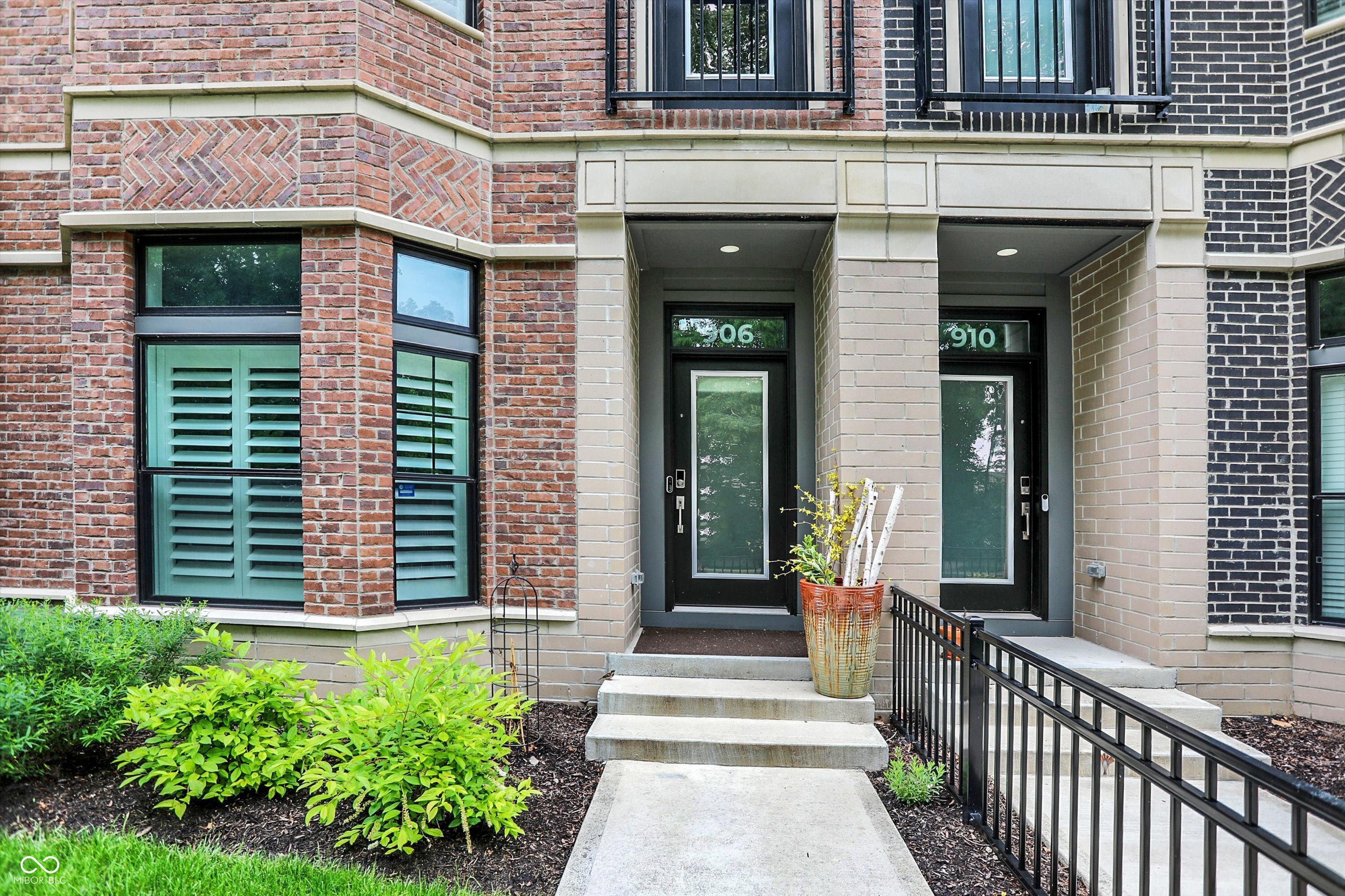 Property Photo: 906 Berkhamsted Lane IN 46032