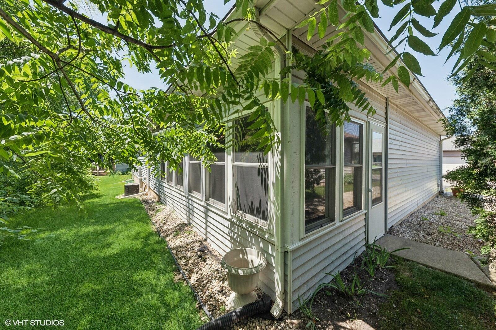 Property Photo: 911 Park Cir WI 53182