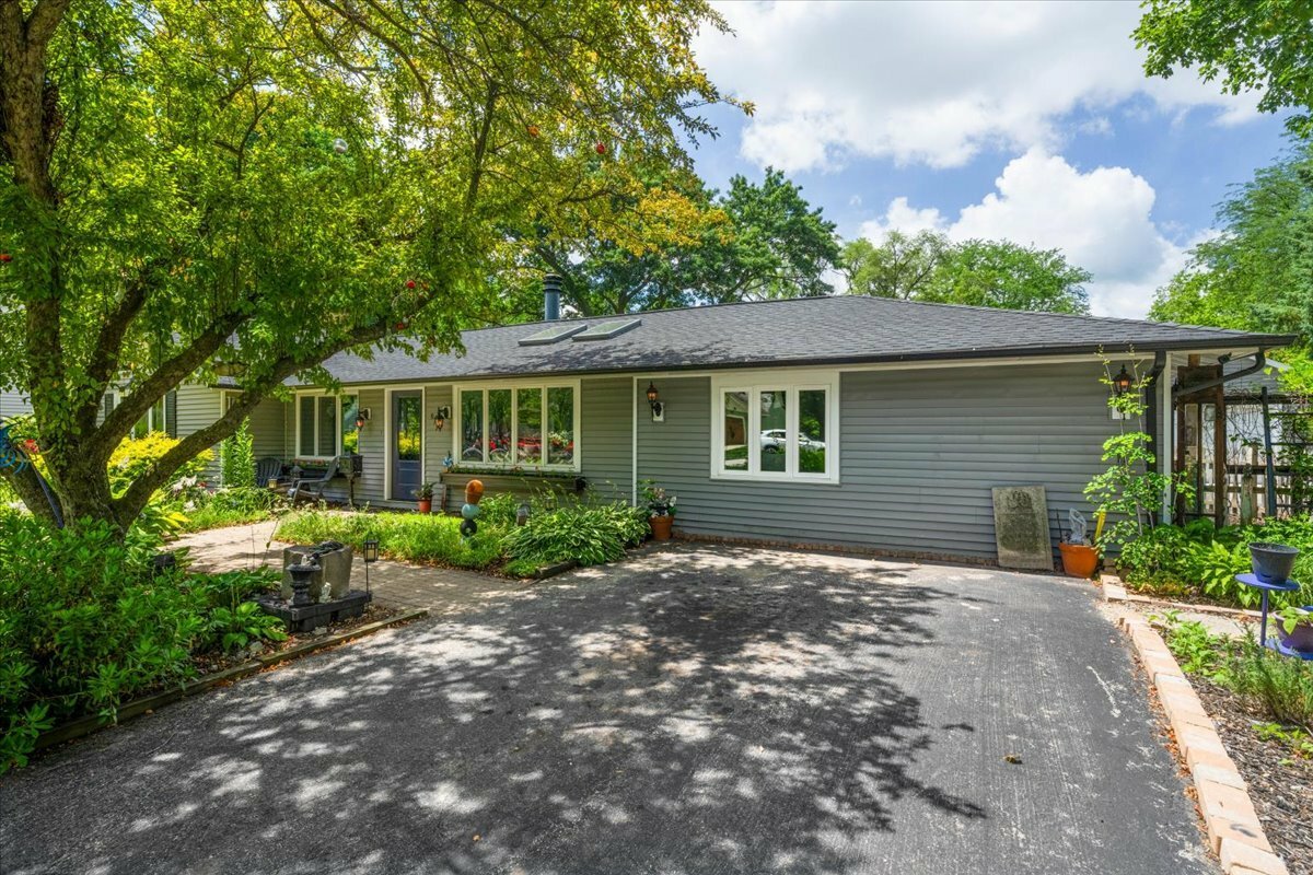 Property Photo: 911 S 7th Street IL 60174