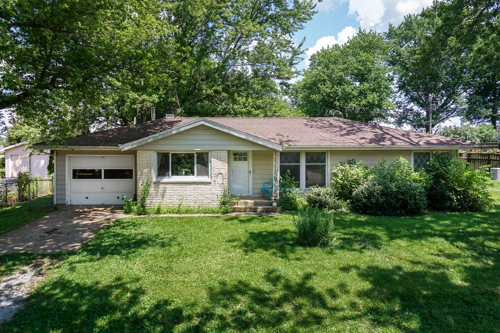 Property Photo: 325 W Poplar Street S IL 61745