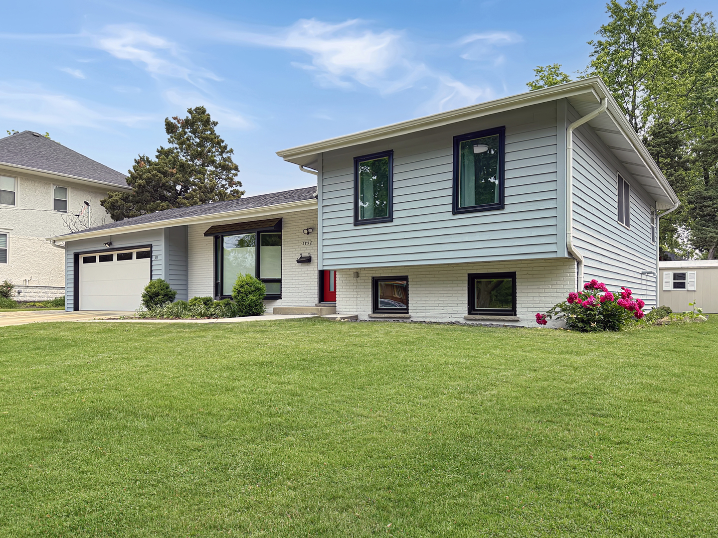 Property Photo: 389 Forest Avenue IL 60137