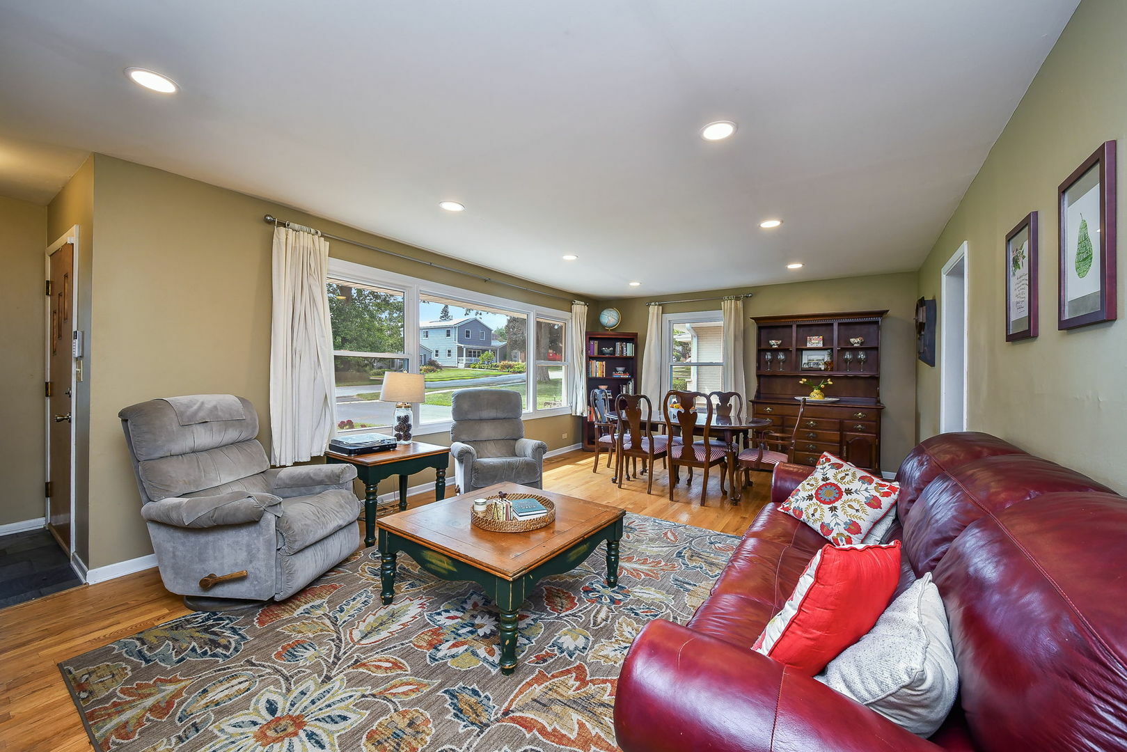 Property Photo: 131 N Pierce Avenue IL 60187