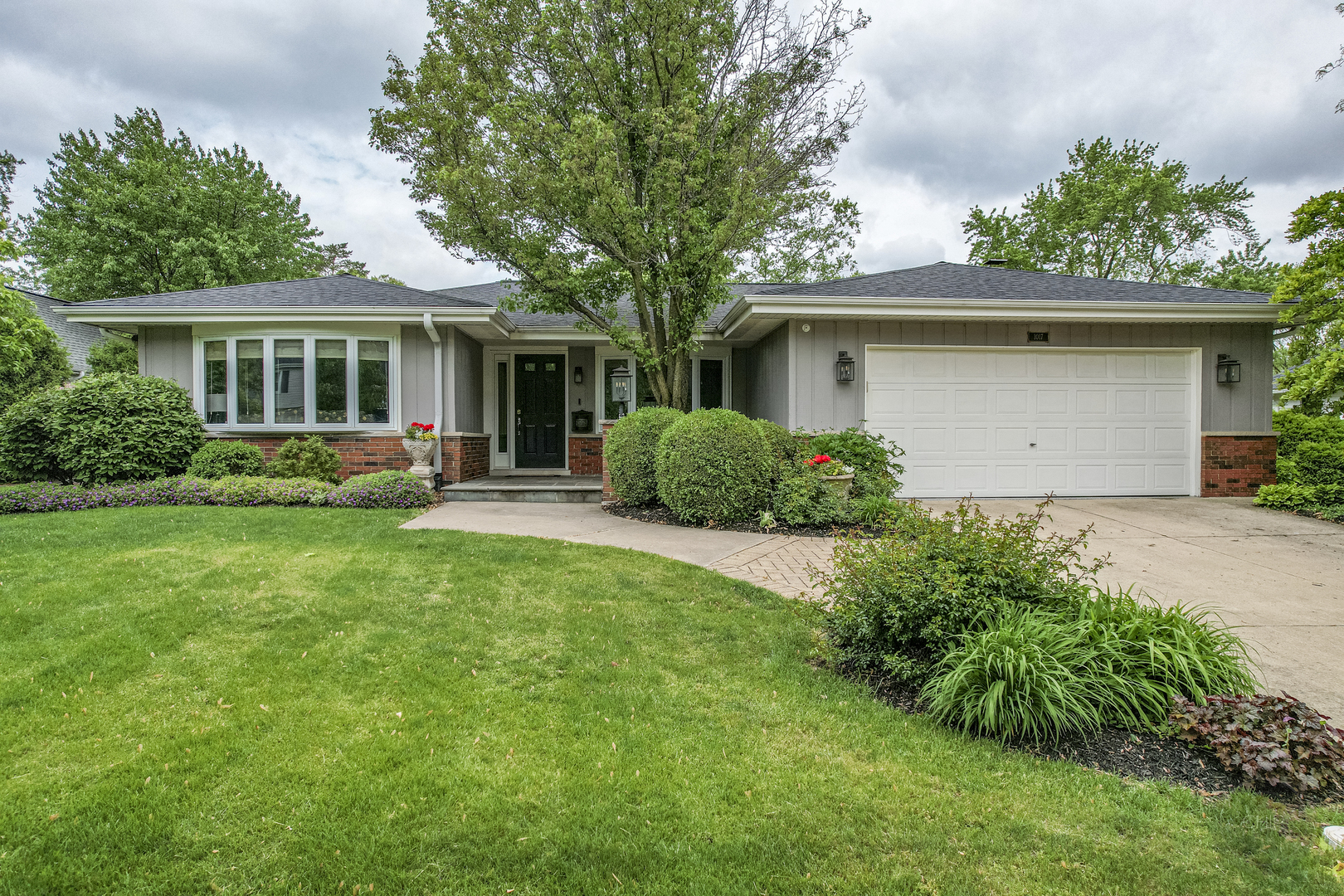 Property Photo:  1017 Summit Hills Lane  IL 60563 