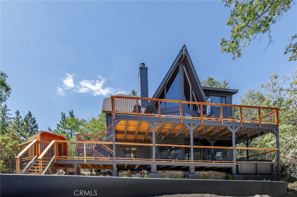 Property Photo: 997 Nadelhorn Drive CA 92352
