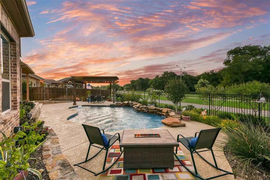 Property Photo: 406 Oakcrest Drive TX 76247