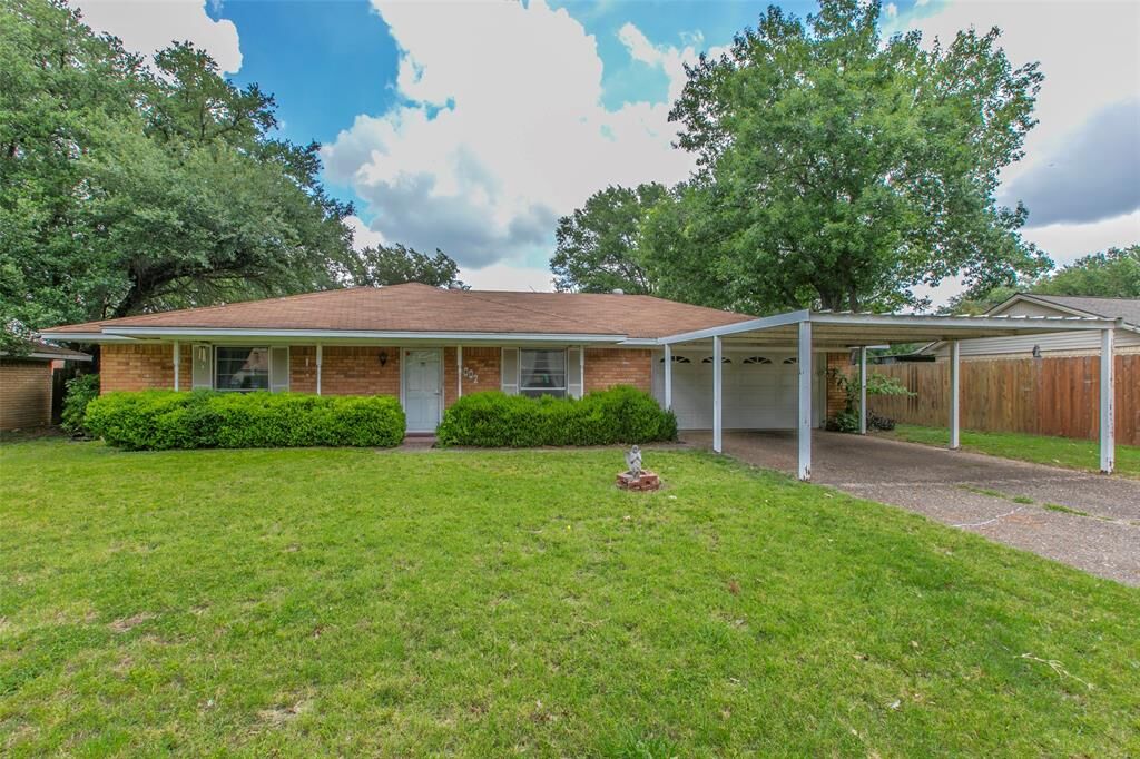 Property Photo:  1002 Briarwood Street  TX 76667 