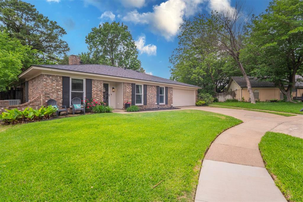 Property Photo: 608 Spring Lake Drive TX 76021