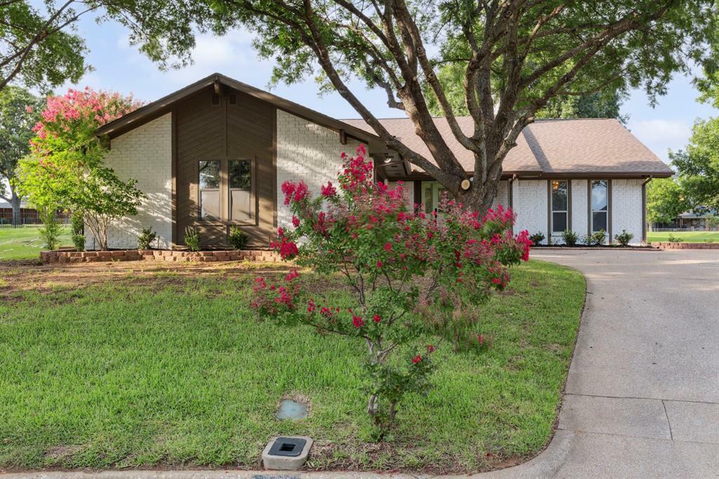 Property Photo: 1308 Clubhouse Court TX 76063