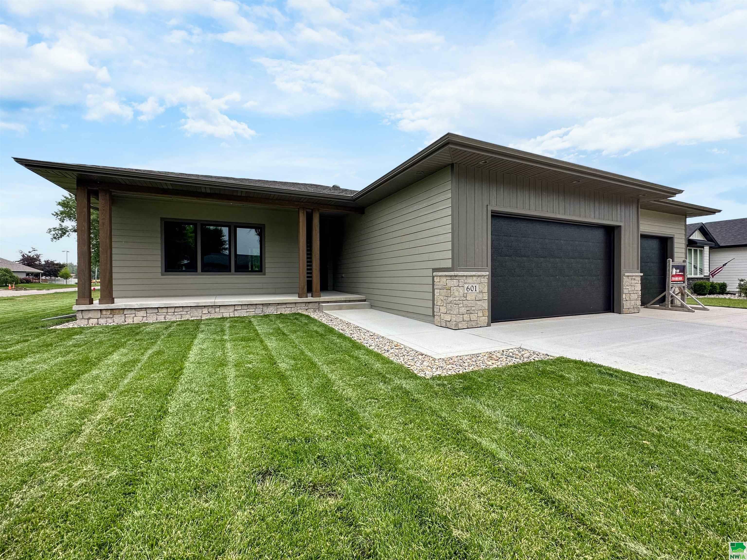 Property Photo: 601 Topaz Dr - Lot 4 &Amp 5 IA 51054