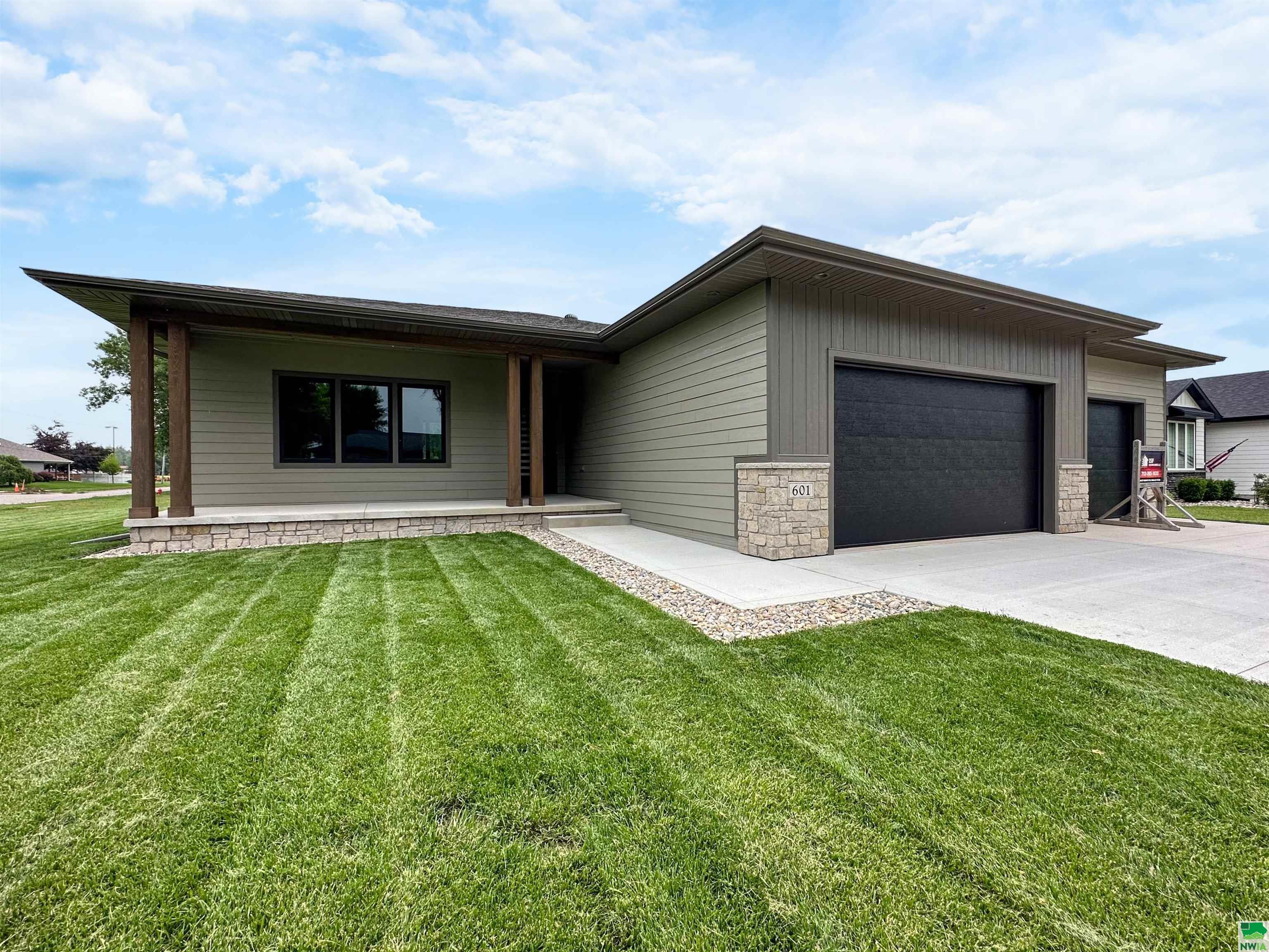 Property Photo: 601 Topaz Dr - Lot 4 &Amp 5 IA 51054
