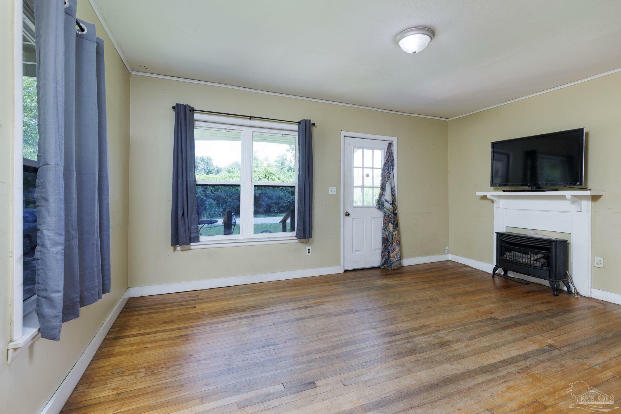 Property Photo: 5109 Nimitz Rd FL 32583