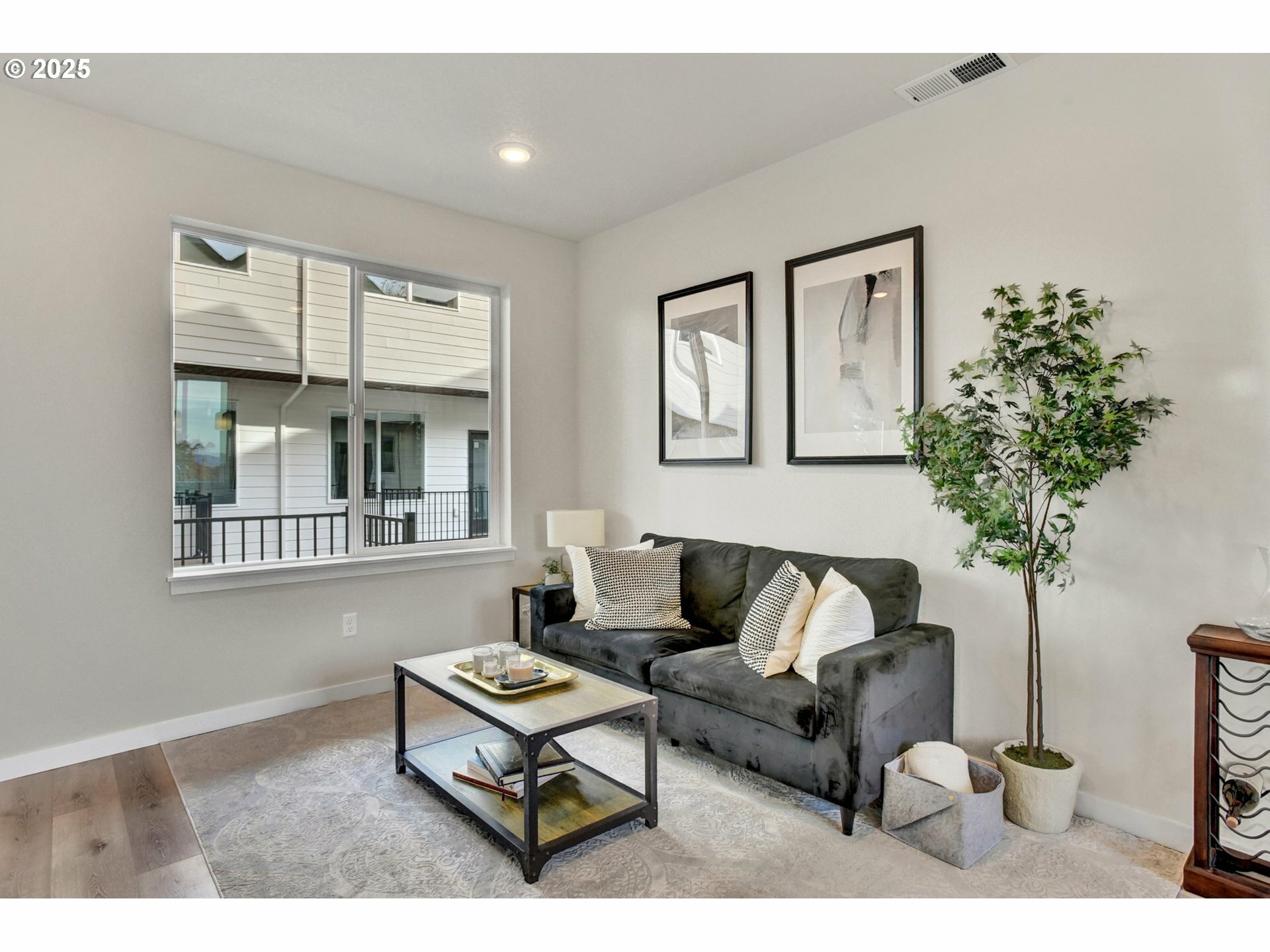 Property Photo: 1669 SE Sherrett St OR 97202