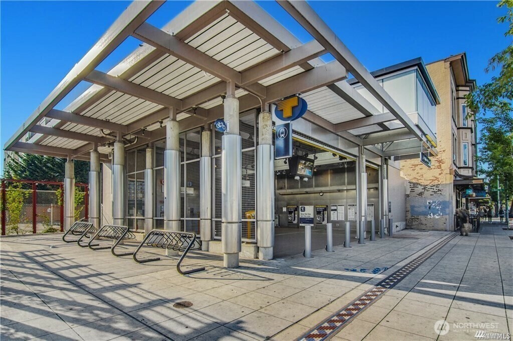 Property Photo: 1610 Belmont Avenue 606 WA 98122
