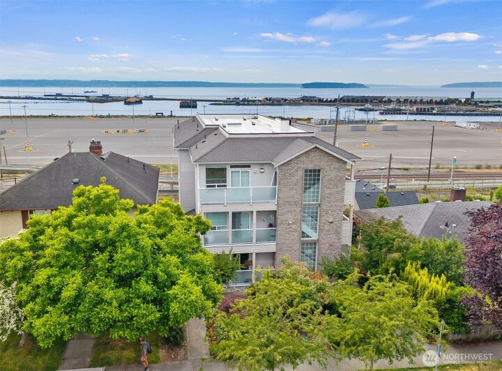 Property Photo:  2420  Grand Avenue 103  WA 98201 