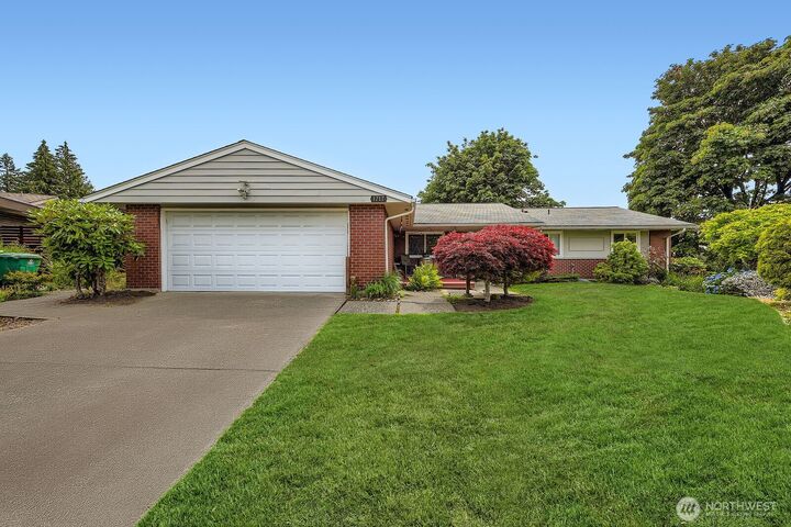 Property Photo: 1717 Lincoln Court SE WA 98055