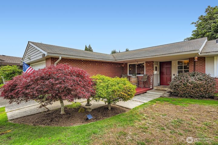 Property Photo:  1717  Lincoln Court SE  WA 98055 