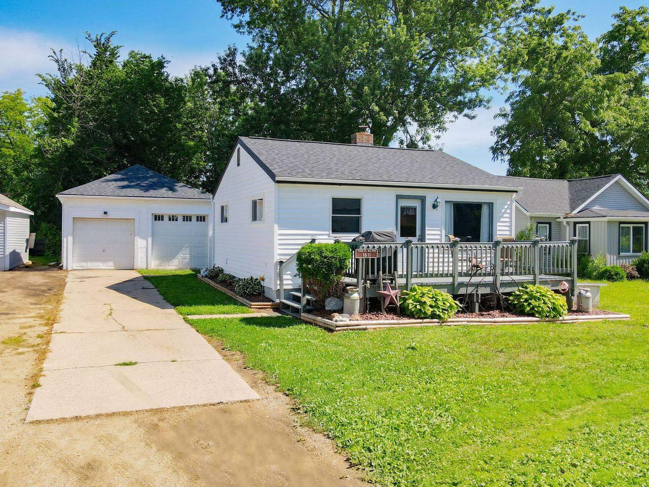 Property Photo: 1611 East Road 1 WI 53534