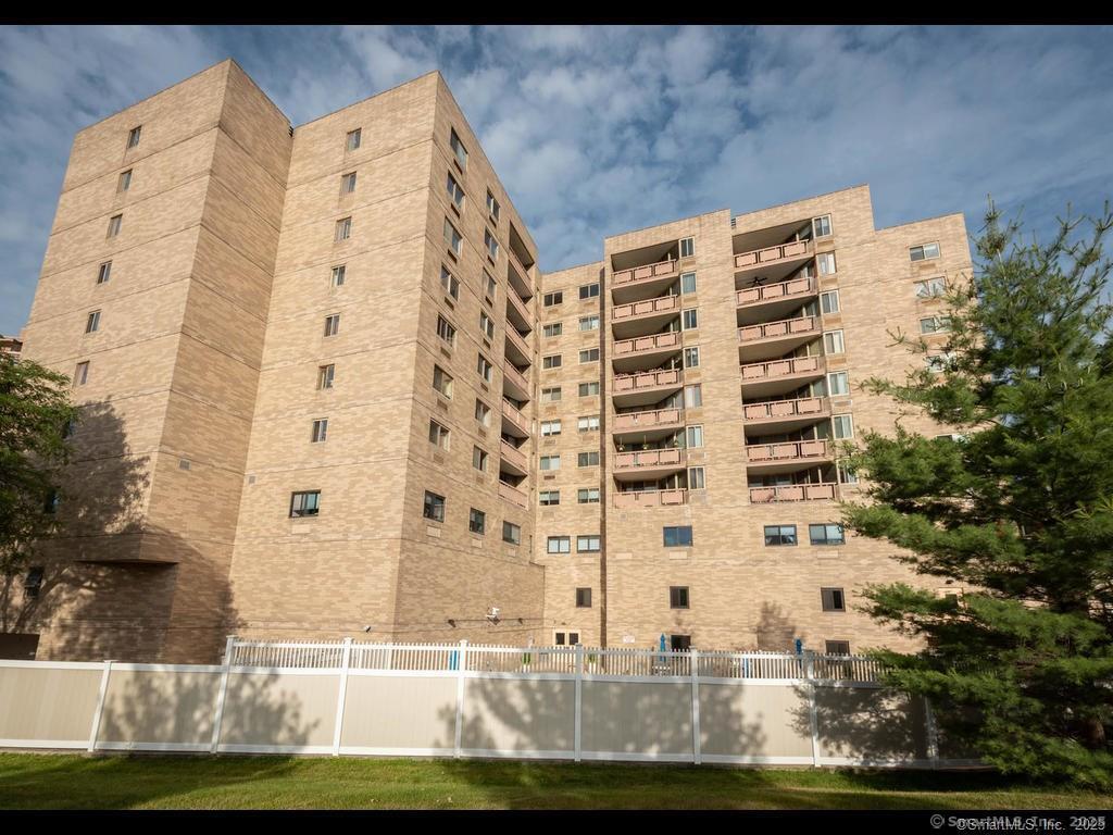 Property Photo:  143 Hoyt Street 7L  CT 06905 