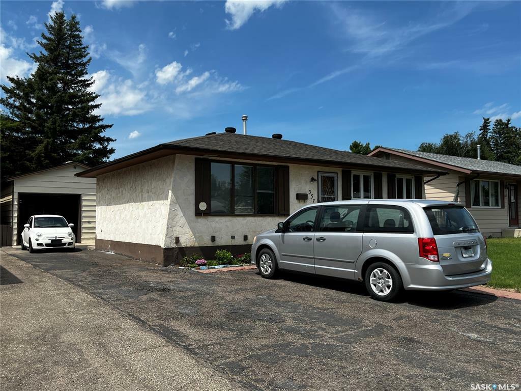 Property Photo: 357 Appleby Crescent SK S7M 4N5