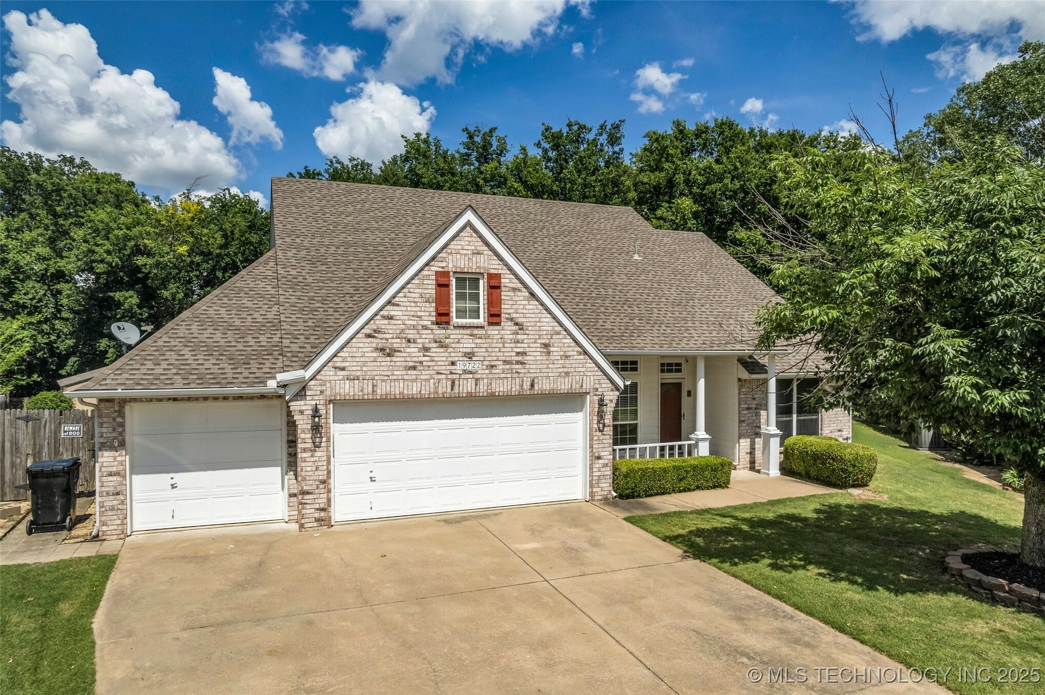 Property Photo: 19722 E 50th Court S OK 74014