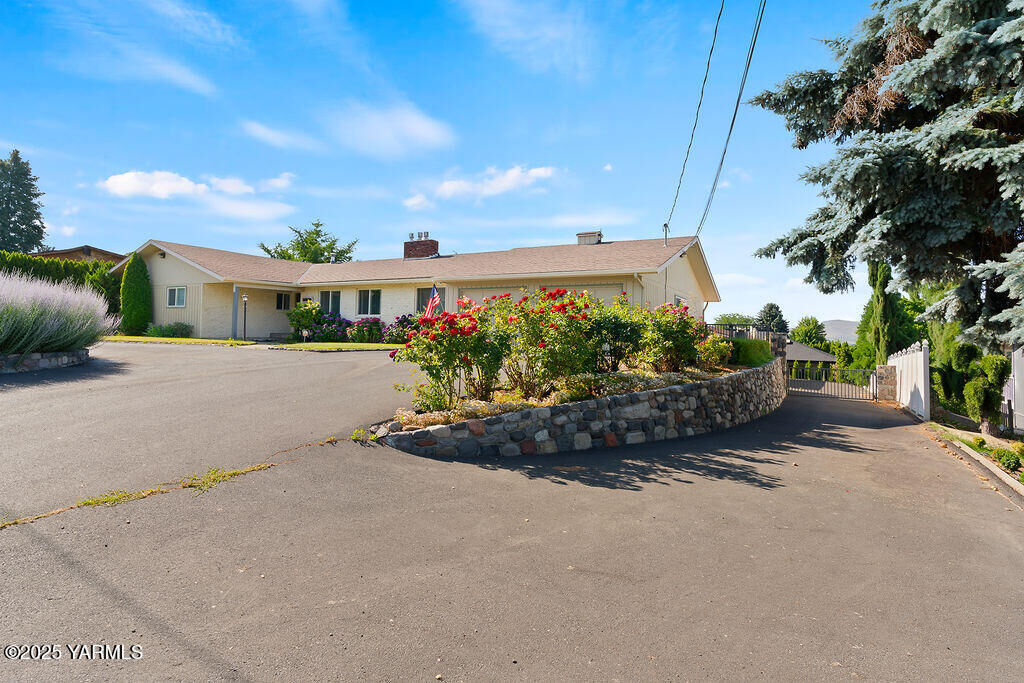 Property Photo:  5310 W Lincoln Ave  WA 98908 