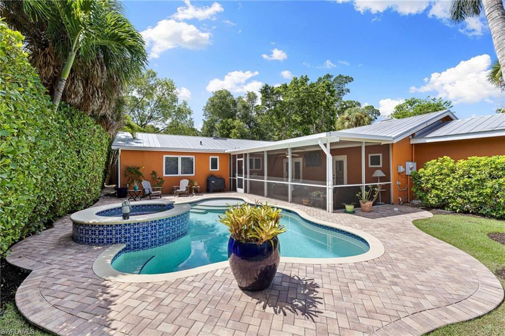 Property Photo: 1233 12th Ave N FL 34102
