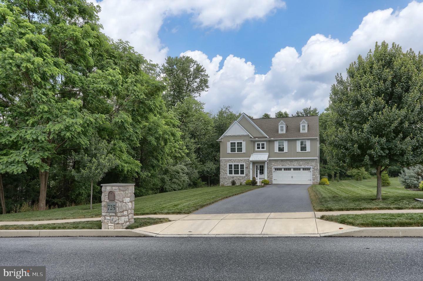 Property Photo:  725 Hampton Court  PA 17112 