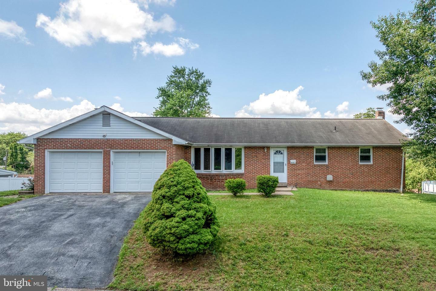 Property Photo: 52 Thornwood Road PA 17112