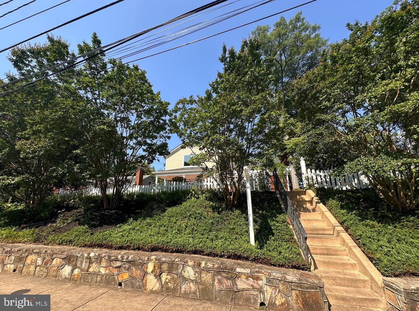 Property Photo: 1518 N Edison Street VA 22205