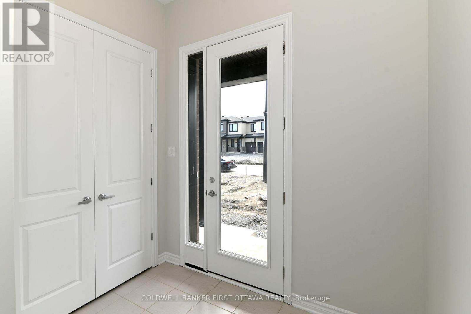 Property Photo: 43 Chemin De Jargeau Street ON K1W 0S7