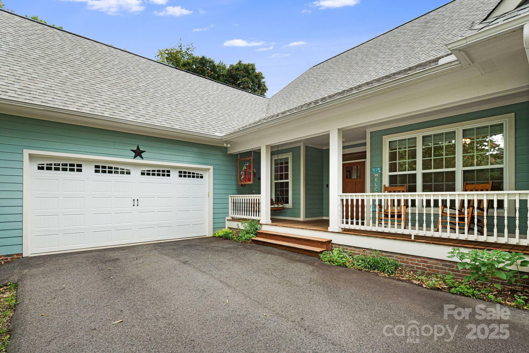 Property Photo: 419 Oak Lane NC 28754