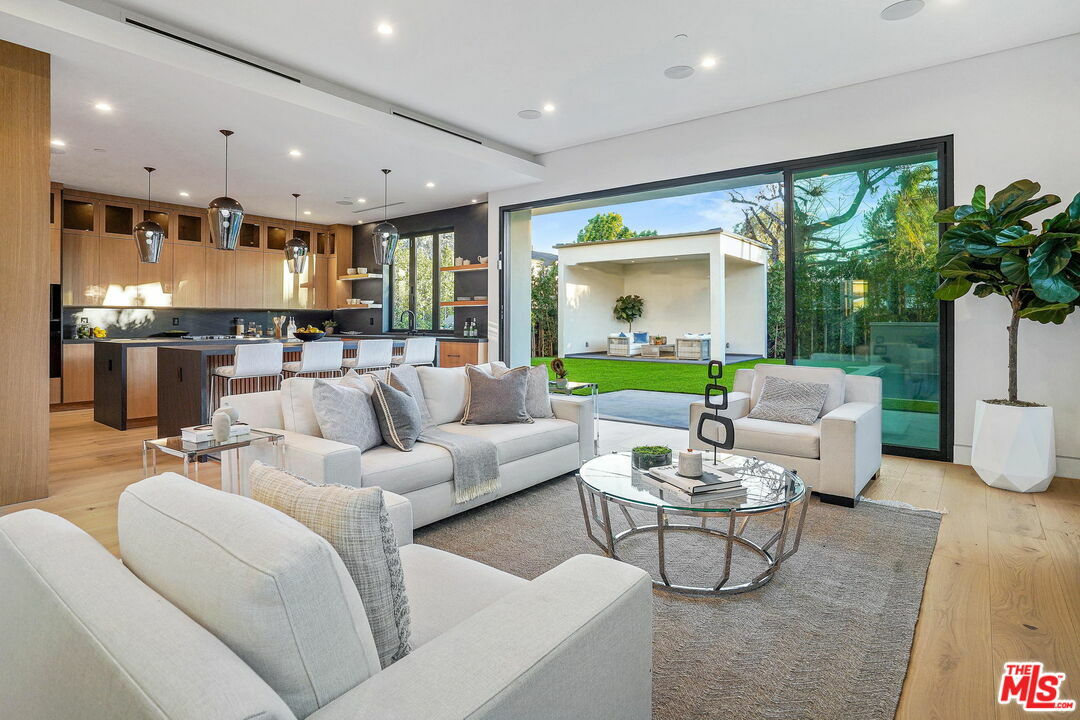 Property Photo: 14822 Hesby St CA 91403