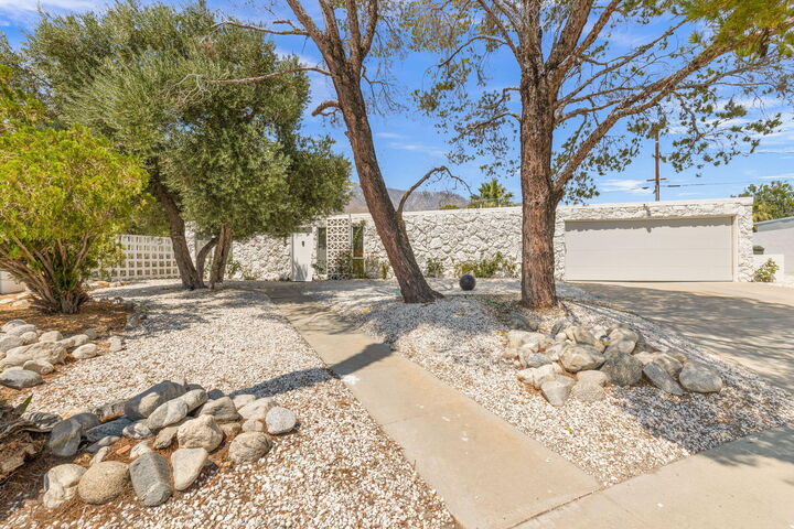 Property Photo:  811 E Grace Circle  CA 92262 