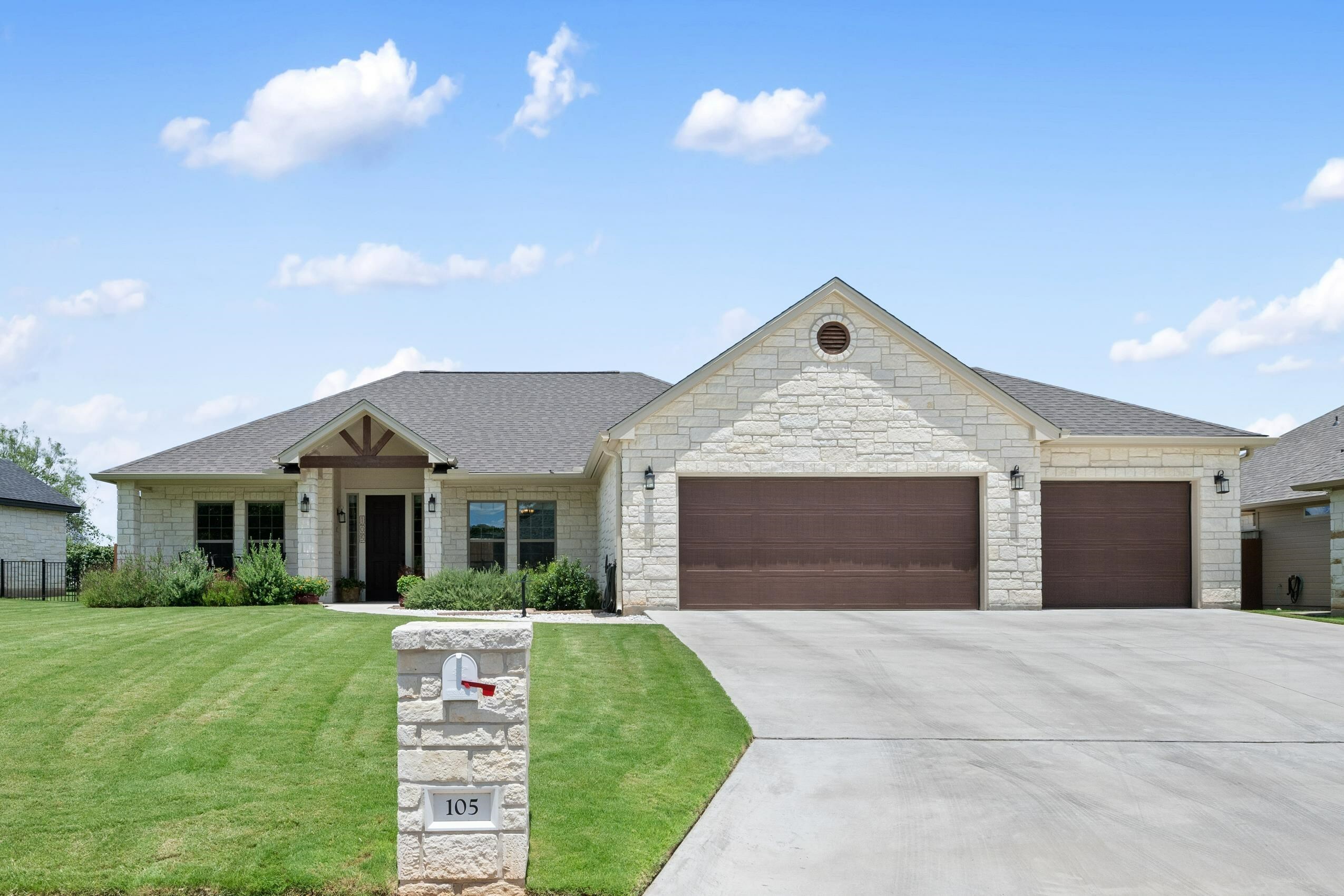 Property Photo: 105 Broadmoor Street TX 78654