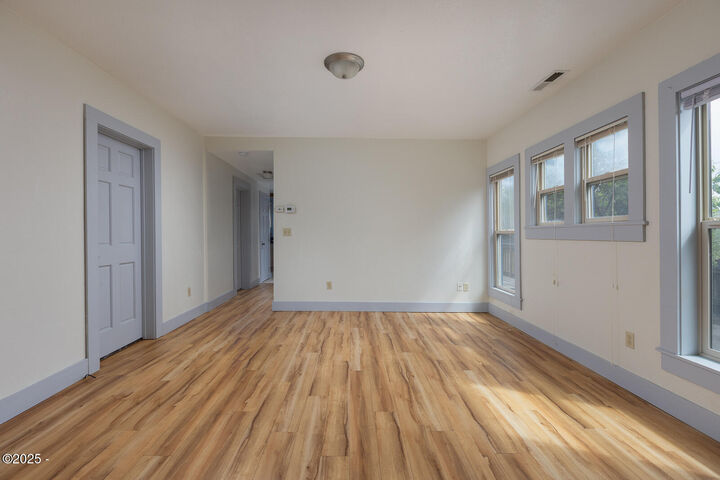 Property Photo:  714 NW 2nd Court  OR 97365 