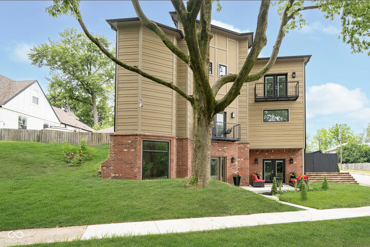 Property Photo:  2130 Brookside Pkwy N Drive  IN 46201 