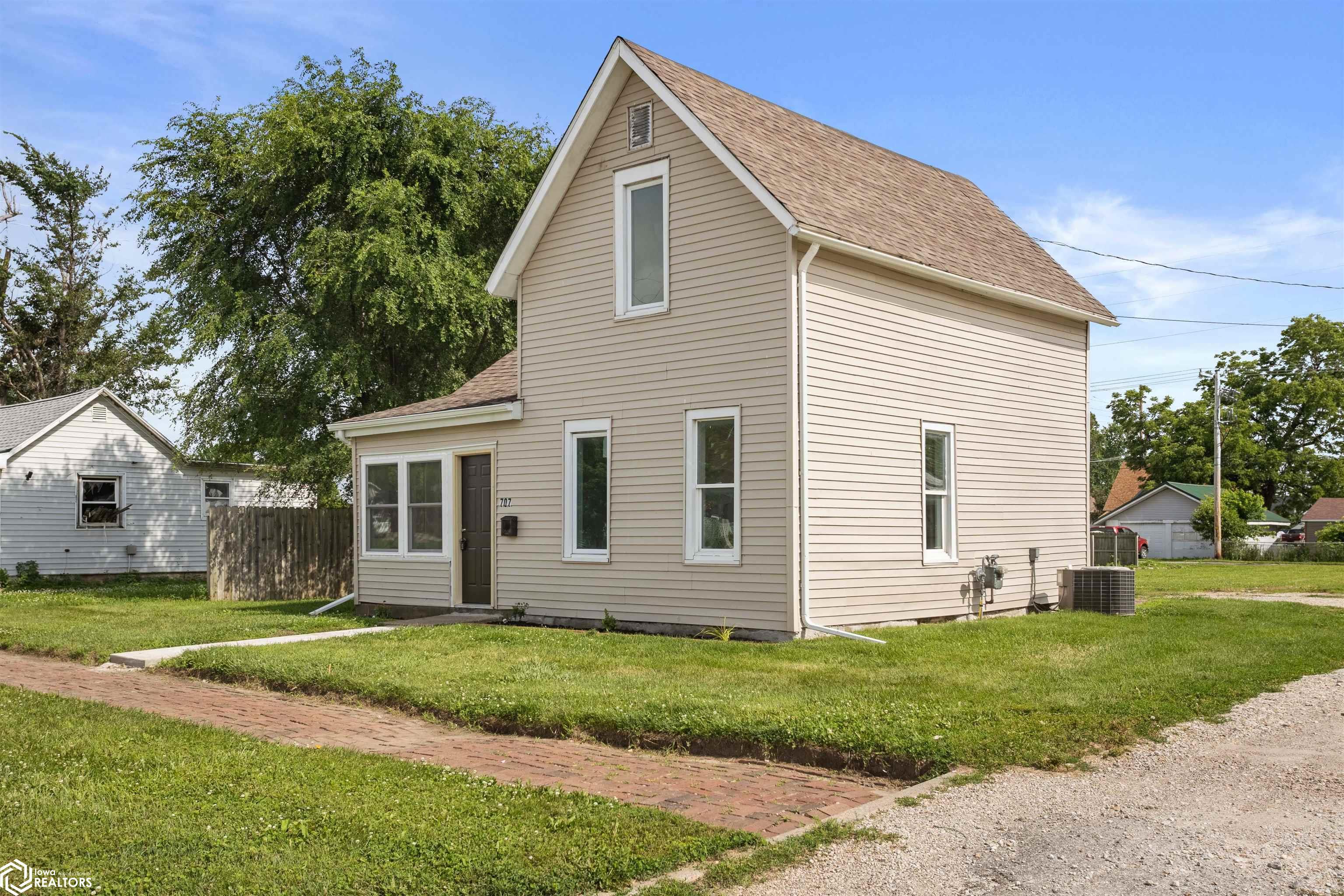 Property Photo: 707 Bromley Street IA 50158