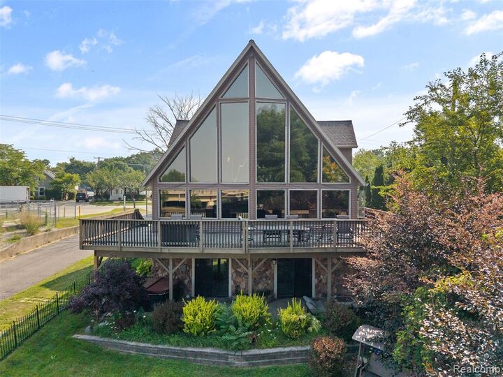 Property Photo:  1907 Riverside Drive  MI 48060 3250 